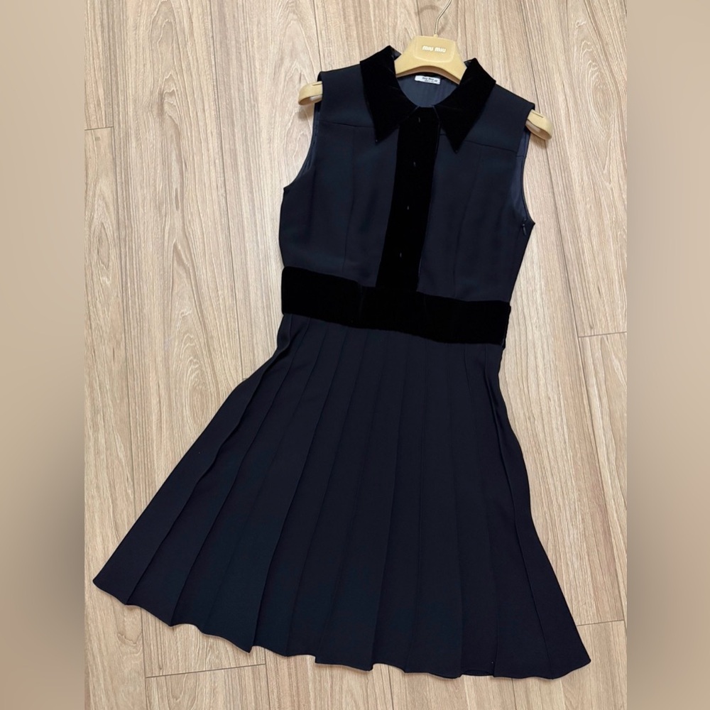 ❌sold❌🚩steal authentic Miu Miu Black Sleeveless Pleated Dress with Velvet Trim